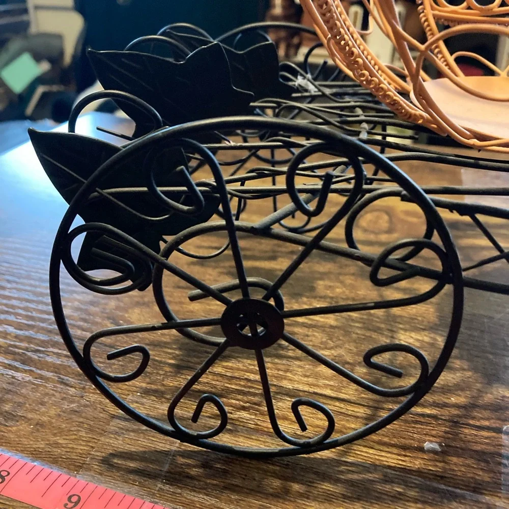 Cinderella pumpkin carriage made of orange and black wire - Picture 8 of 14